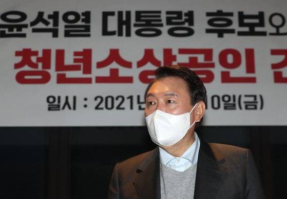 국민의힘 윤석열 대선 후보가 10일 저녁 강원 강릉시 한 카페에서 청년소상공인들과 간담회를 하고 있다. 뉴스1