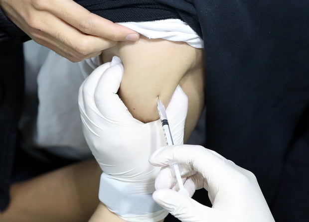 서울 서대문구 북아현문화체육센터에 마련된 신종 코로나바이러스 감염증(코로나19) 백신 예방접종센터를 찾은 시민이 백신 접종을 받고 있다. 사진=뉴스1