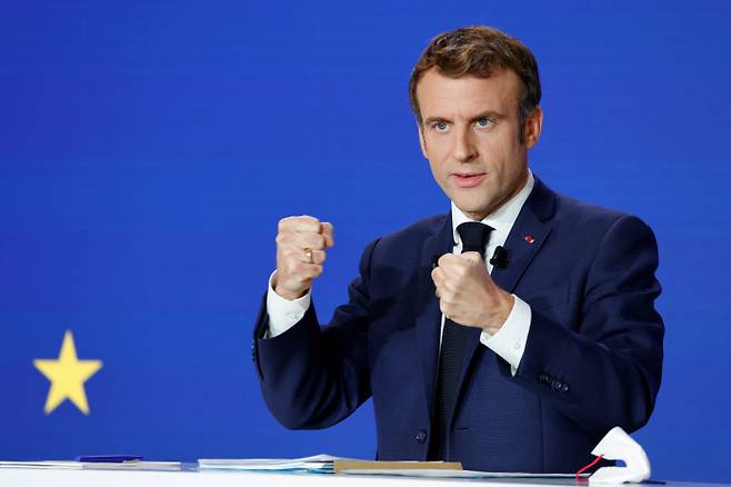 내년 상반기 유럽연합(EU) 순회의장국을 맡는 프랑스의 에마뉘엘 마크롱 대통령이 9일(현지시간) 파리 엘리제궁에서 EU 운영 구상을 밝히고 있다. 파리 | AP연합뉴스