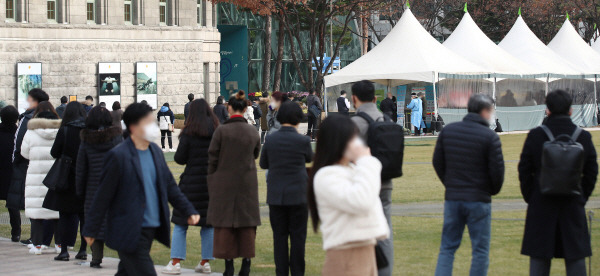 지난 9일 서울시청 앞에 마련된 서울광장 신종 코로나바이러스 감염증(코로나19) 선별진료소에서 검사를 받으려는 시민들이 줄을 서고 있다. [사진 출처 = 연합뉴스]