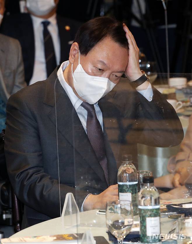 [서울=뉴시스] 국회사진기자단 = 윤석열 국민의힘 대선 후보가 10일 오전 서울 영등포구 여의도 CCMM빌딩에서 열린 '제23회 전국장애인지도자대회'에 참석해 머리를 쓸어넘기고 있다. 2021.12.10. photo@newsis.com