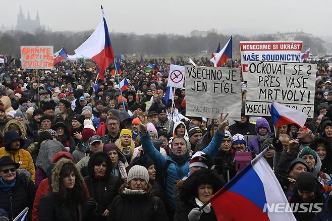 [AP/뉴시스] 11월28일 체코공화국 프라하에서 코로나19 방역 조치 강화에 반대하는 시민들이 시위를 하고 있다