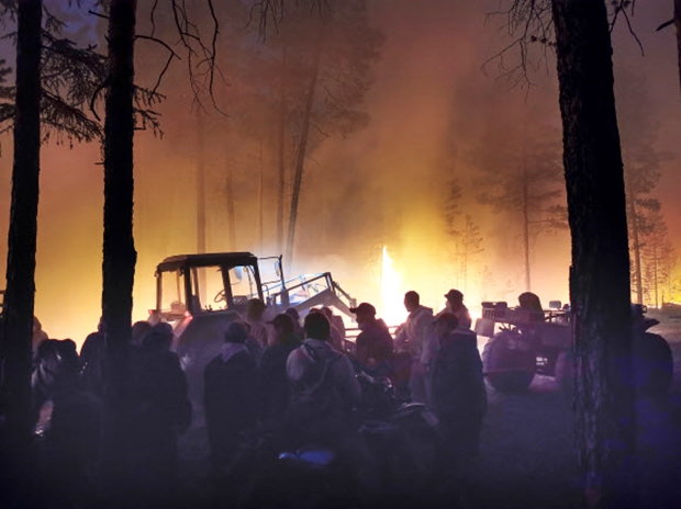 7월 17일(현지시간) 러시아 동북부 시베리아 지역 사하공화국에서 자원봉사자들이 산불 진압 작업을 하고 있다./AP 연합뉴스