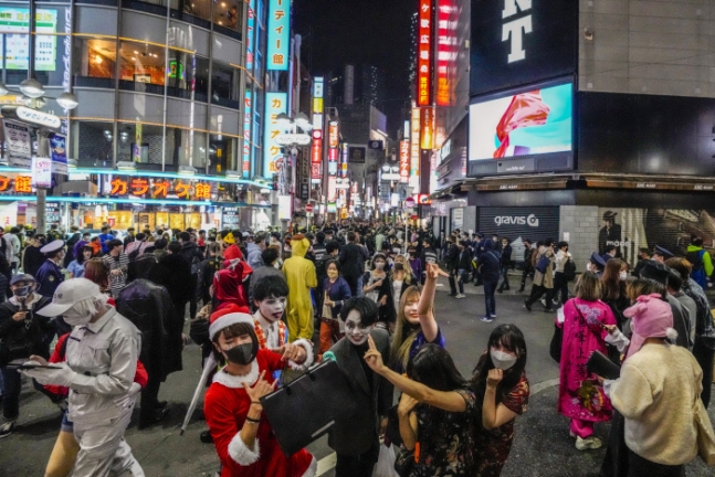 지난달 31일 일본 도쿄의 번화가인 시부야 거리가 핼러윈 데이를 즐기는 인파로 북적이고 있다. AP 연합뉴스
