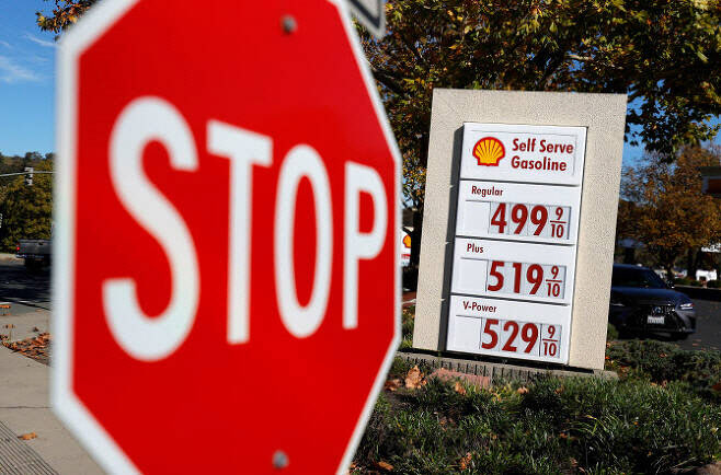 미국 캘리포니아주의 한 주유소에 보통 휘발유 가격이 갤런당 4.99달러라는 팻말이 걸려 있다. (사진=AFP 제공)