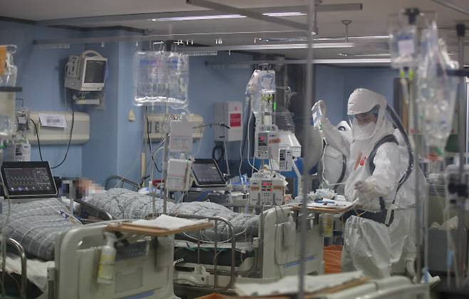 코로나19 거점전담병원인 평택 박애병원의 중환자실에서 의료진이 진료를 하고 있다. (사진= 연합뉴스)