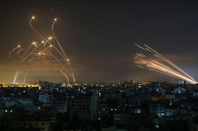 지난달 14일 팔레스타인 하마스가 로켓탄을 쏘자 이스라엘이 아이언돔을 발사해 공중에서 요격하고 있다. (사진=AFP/연합뉴스).