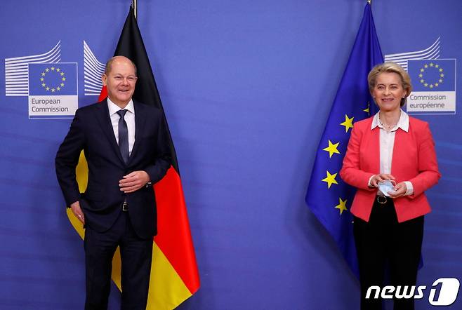 올라프 숄츠 독일 신임 총리(왼쪽)와 우르줄라 폰데어라이엔 유럽연합(EU) 집행위원장. © 로이터=뉴스1