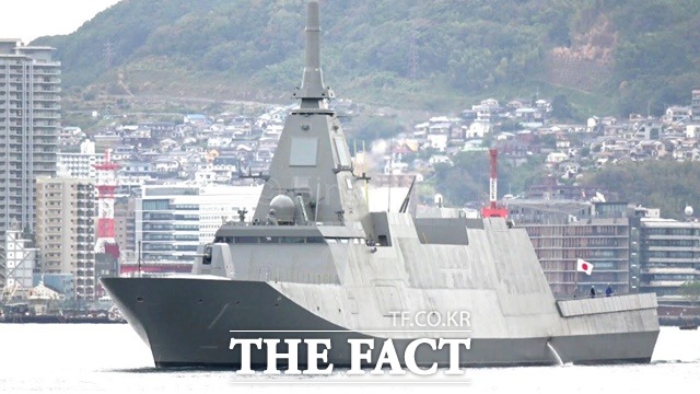 일본 해상자위대의 모가미급 신형호위함의 스텔스 설계와 무장을 잘 보여주는 3번함 노시로함의 시험 당시 모습./해상자위대 트위터