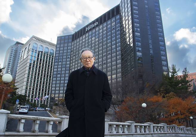건축가 김종성이 40여 년 전 자신이 설계한 밀레니엄 힐튼 서울을 배경으로 섰다. 영하의 날씨 속 남산에서 칼바람이 매섭게 불어왔지만 동그란 뿔테 안경, 롱 코트 차림의 건축가는 한 치 흐트러짐이 없었다. ‘건축계의 신사’다웠다./양수열 영상미디어 기자