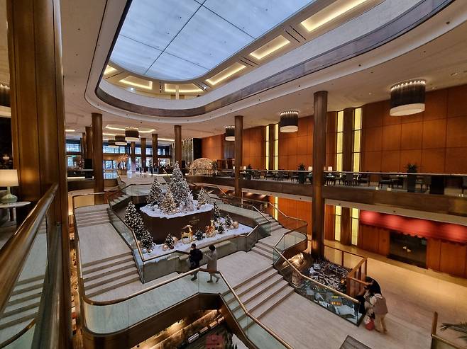 건축가 김종성이 설계한 힐튼 호텔 내부. 경사면을 살려 계단을 만들고, 가운데를 비워 공간감을 줬다. /양수열 영상미디어 기자