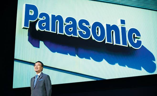 파나소닉은 올해 3월 결산에서 전장 사업 영업적자가 전년 121억엔에서 466억엔으로 크게 늘었다. 사진은 파나소닉의 쓰가 가즈히로 사장이 자사 주최의 한 포럼에서 발표하는 모습.