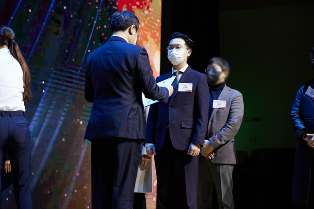 ⓒ안현철 제이브릿지 팀장(사진 우측)이 황희 문화체육부 장관(사진 좌측)으로부터 장관 표창을 수상하고 있다(사진제공=제이브릿지컴퍼니)