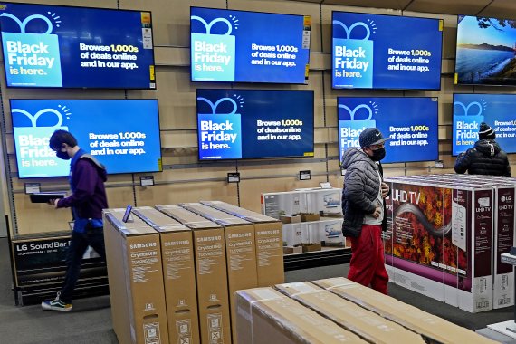 지난 11월26일(현지시간) 미국 캔자스주 오버랜드파크의 가전 매장에서 소비자들이 TV를 살펴보고 있다.AP뉴시스