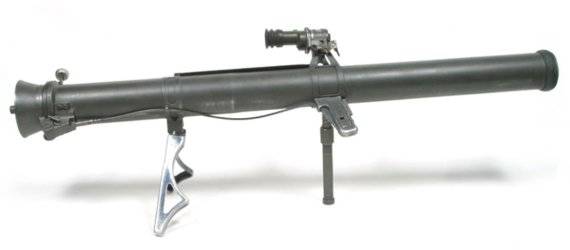 미국에서 개발된 M67 무반동총. 90mm 무반동총은 국군의 대대급 대전차화기로 81mm 박격포 및 K4와 함께 보병 화기중대 편제돼 있다. M103 가늠자를 통해 예상 외로 정확도가 높아 훈련 때 HEAT탄 측정 사격 시 전차포탑이나 무한궤도 좌측, 우측, 중심 등 부위에 따라 점수를 차등할 정도이다. 중량 약 17kg으로 어깨가 빠져나갈 것 같은 짐덩어리로 미국에서 대전차 화기로는 더 이상 쓰이지 않아 TOW 등에 의해 도태되었으며, 한국에서도 판처파우스트 3와 매티스-M을 거쳐 현궁 대전차 미사일로 대체되고 있다. 사진=미 육군