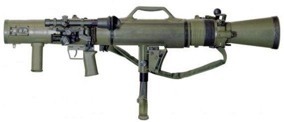 칼 구스타프 M3 모델 무반동포. 스웨덴 사브 보포스 다이나믹스사가 개발했다. 휴대용 무반동총의 걸작. 1948년에 처음으로 개발된 이후 곧 유럽 각국의 제식무기로 도입되었고, 1964년에 발사관 무게를 14kg까지 줄인 개선작 M2 버전이 나왔으며, 10kg으로 줄이고, 명중률을 향상시킨 현존 M3 버전이 개발됐다. 미군이 M3를 도입 아프가니스탄 전쟁에서 활약하면서 밀리터리매니아 사이에서 칼 구스타프라고 하면 그냥 M3를 가르킨다. 2014년에 미국의 요구로 추가 개량된 M4는 티타늄과 탄소섬유를 사용 무게 7kg 미만에 길이는 1m 이하다. 같은 84mm 이지만 500회(M4의 경우 1000회)까지 재사용 가능하다. 구형 2세대 전차까지는 정면에서도 격파가 가능하고, 장갑차를 포함한 대차량, 대진지전 등에선 충분한 화력을 제공한다. 대전차고폭탄 뿐만 아니라 대인 고폭탄, 연막탄, 조명탄 등 다양하다. 사진=스웨덴 사브사