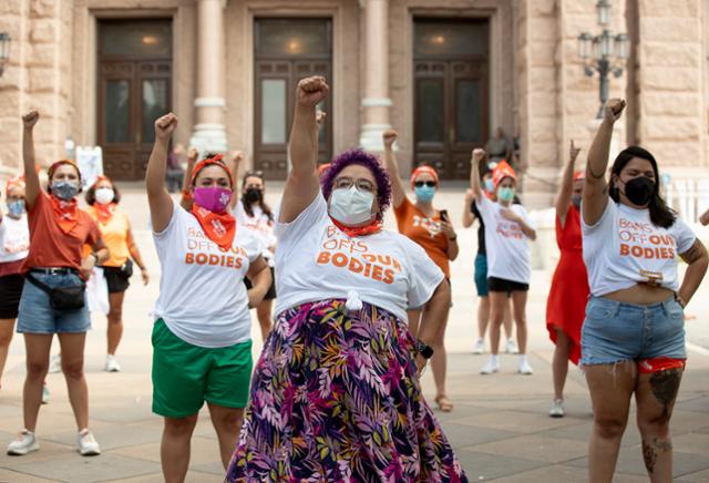 지난 9월 텍사스 오스틴 주의회 앞에서 시민단체 회원들이 주정부의 낙태 금지법에 반대하는 시위를 벌이고 있다. 오스틴=AP 연합뉴스