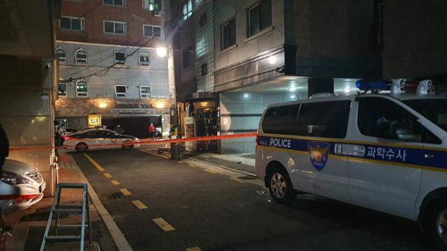 경찰의 신변보호를 받던 여성의 가족이 살해당한 서울 송파구 건물 주위에 폴리스라인이 처져 있다. 최주연 기자