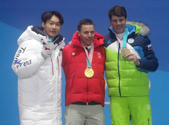 2018 평창 올림픽에서 은메달을 따낸 이상호(왼쪽). 연합뉴스