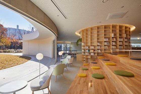 땅의 경사를 활용해 계단 좌석을 만들었다. 폴딩도어를 열면 밖과 바로 연결된다. ［사진 노경 작가]