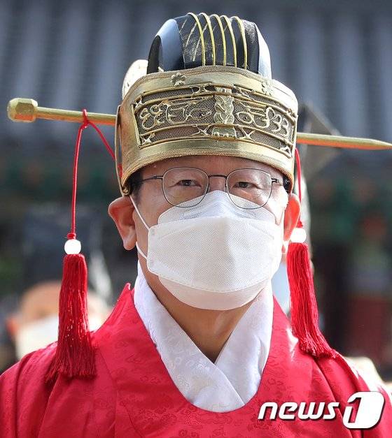 매타버스(매주 타는 민생버스) 다섯번째 행선지로 고향인 대구경북(TK)을 찾은 이재명 민주당 대선 후보가 10일 경주 이씨 시조 발상지인 경주 표암재 악강묘를 알묘하며 대통령 출마를 고하고 있다. 뉴스1