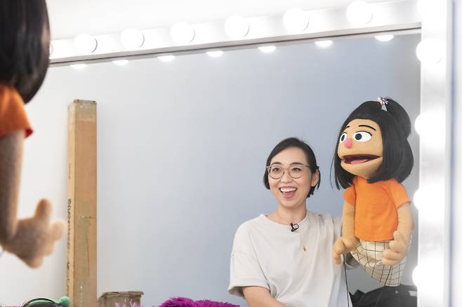 Kathleen "meeting" and performing Ji-Young for the first time(c)Sesame Workshop by photographer Zach Hyman