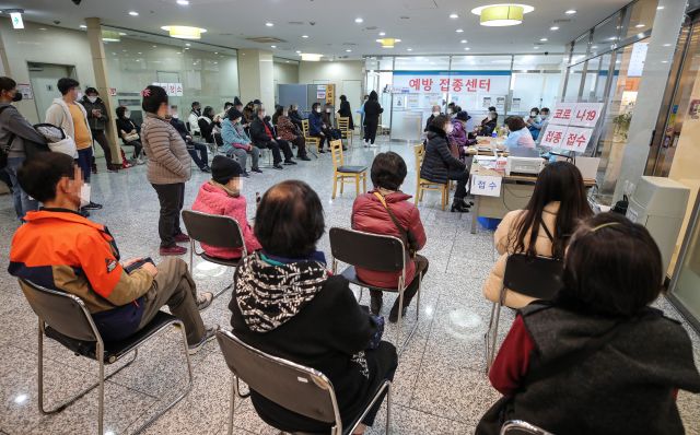 10일 오후 서울 서대문구 동신병원 예방접종센터가 추가접종(부스터 샷)을 맞기 위해 찾은 시민들로 붐비고 있다. 연합뉴스
