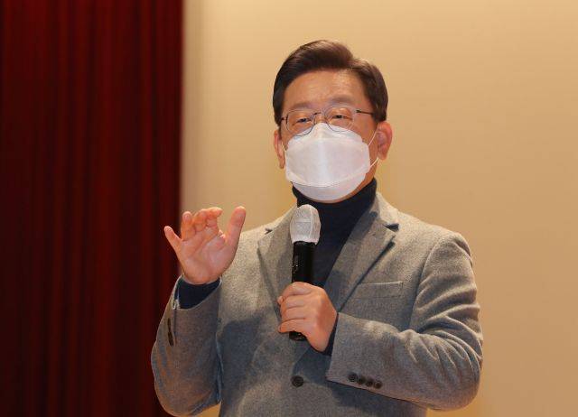 이재명 민주당 대선 후보가 11일 경북 구미 금오공과대학교에서 열린 '지역 대학생과 함께 나누는 대구경북의 미래 비전' 행사에서 인사말을 하고 있다. 연합뉴스