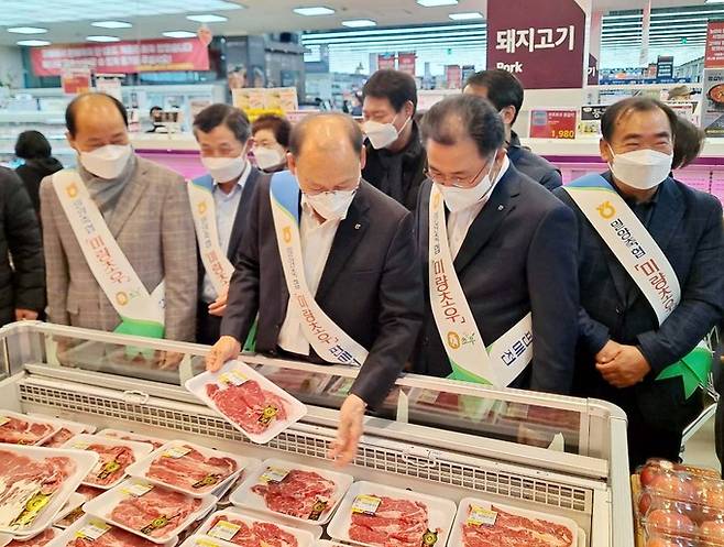 농협하나로유통 양재점 미량초우 판매특별전에서 김태환 축산경제대표이사가 진열된 상품을 살펴보고 있다