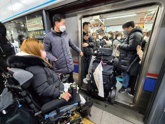 전국장애인철폐연대 회원들이 지난 9일 오전 서울 종로구 혜화역에서 탑승하다 스크린도어 오류로 열차가 멈춰있다.