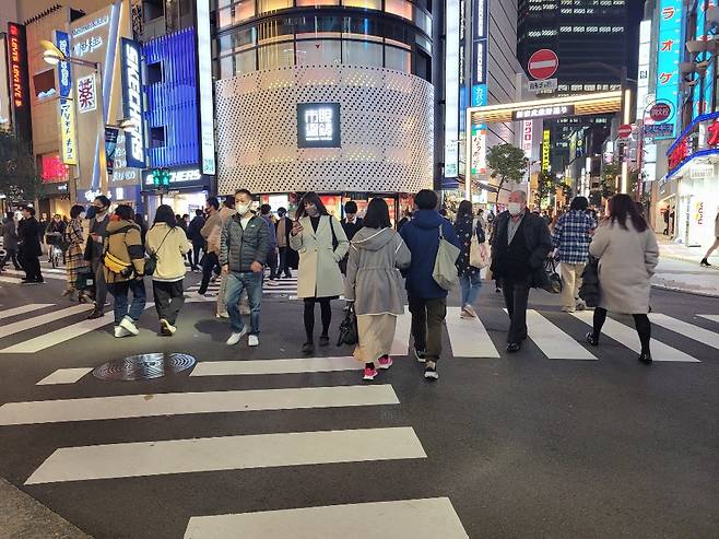 오미크론 확진자가 나온 후 신주쿠 거리  - 3일 저녁 일본 도쿄 최대 번화가인 신주쿠 이세탄 백화점 주변 거리가 사람들로 붐비고 있다.도쿄 김진아 기자 jin@seoul.co.kr