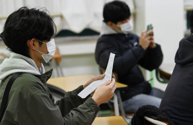 지난 10일 서울 종로구 경복고등학교에서 3학년 학생들이 2022학년도 대학수학능력시험 성적표를 받아보고 있다. /성형주 기자