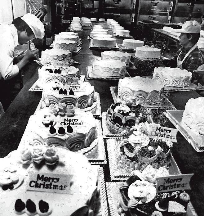 크리스마스를 앞두고 쉴 새 없이 케이크를 만드는 제과 공장. 1977년 [연합뉴스 자료사진]