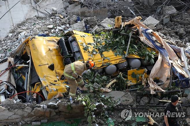 철거건물 붕괴 잔해에 매몰된 시내버스 [연합뉴스 자료사진]