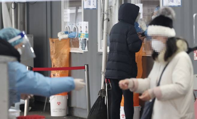 12일 오전 서울역 광장에 마련된 임시선별검사소를 찾은 시민들이 검사를 받고 있다. (사진=연합뉴스)