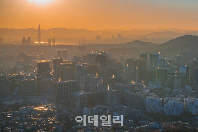 해돋이 빛이 들어오는 서울 도심