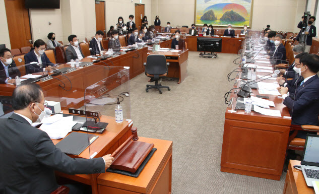 윤재옥(왼쪽) 국회 정무위원장이 국회에서 열린 전체회의에서 상정된 법안을 통과시키고 있다. (사진=국회사진기자단)