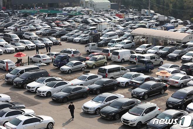 서울시내 한 중고차 시장에 판매를 위한 자동차들이 주차돼 있다.  /뉴스1 © News1 조태형 기자