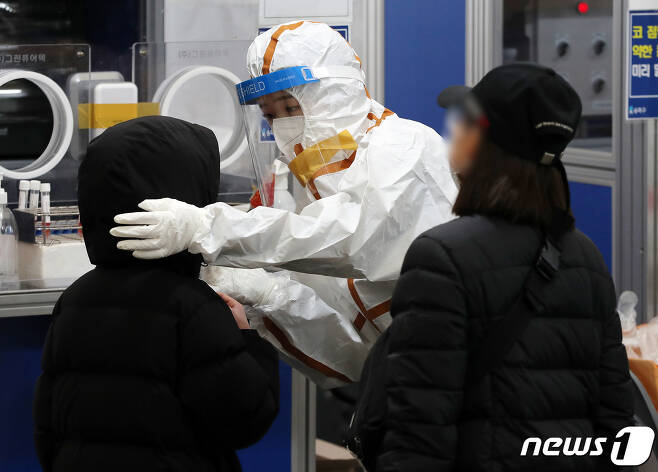12일 오전 서울 송파구보건소에 마련된 코로나19 선별진료소에서 한 어린이가 검체 검사를 받고 있다. 2021.12.12/뉴스1 © News1 박세연 기자