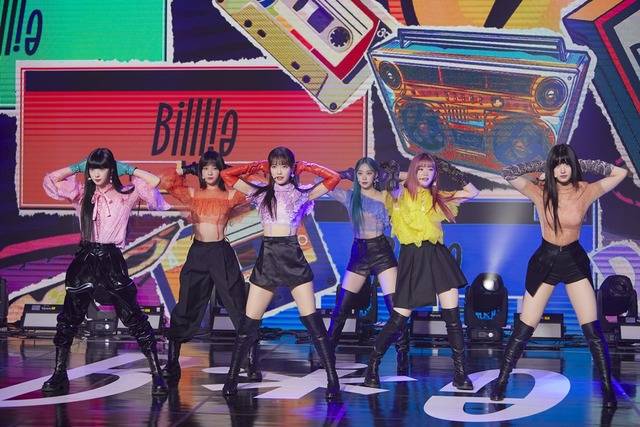 지난달 10일 6인조로 첫발을 뗀 빌리는 이번엔 '걸스플래닛999'에서 활약한 김수연이 합류해 7인조 완전체로 두 번째 활동을 시작한다. 사진은 6인조 활동 모습. /미스틱스토리 제공