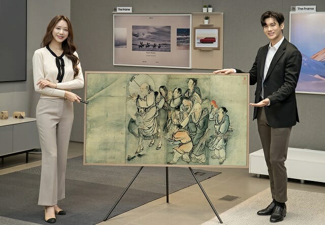 더 프레임 TV를 통해 리움미술관 작품 '김홍도의 군선도'를 소개하고 있다. (사진=삼성전자)