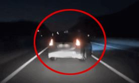 A씨 차량 내 블랙박스 영상. 2차로에 있던 차량이 1차로로 후진하는 모습이 찍혔다. /한문철TV 유튜브
