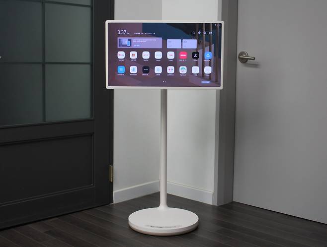 LG 스탠바이미는 기존 TV·모니터와 달리 무빙스탠드 디자인을 적용해 원하는 곳으로 제품을 옮겨가며 사용할 수 있다. /윤진우 기자