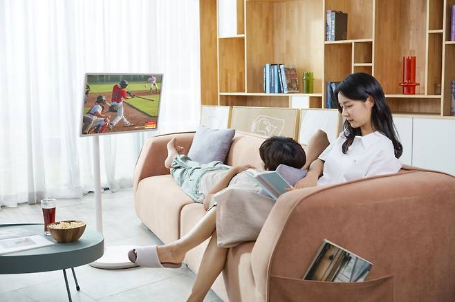 LG 스탠바이미는 무빙스탠드를 적용, 높이를 20㎝ 올리거나 내릴 수 있다. /LG전자 제공