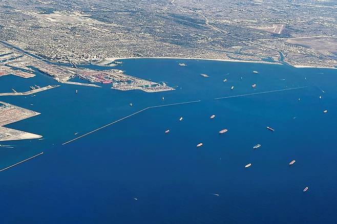지난달 미국 캘리포니아주 로스앤젤레스 항구 인근 해역에 화물선이 모여 입항을 기다리고 있다. /연합뉴스