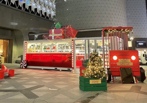 갤러리아타임월드에서 선보이는 ‘산타의 기프트 트럭(Santa’s Gift Truck)’ 팝업 전경. 갤러리아백화점 제공.