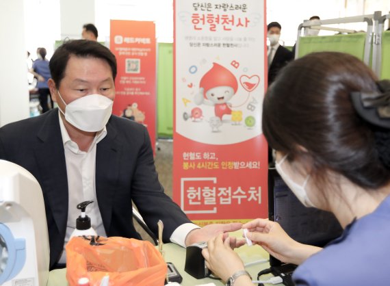 최태원 SK 회장이 지난해 5월 서울 중구 SK텔레콤 T타워에서 열린 구성원 헌혈 릴레이에 참여하고 있다.