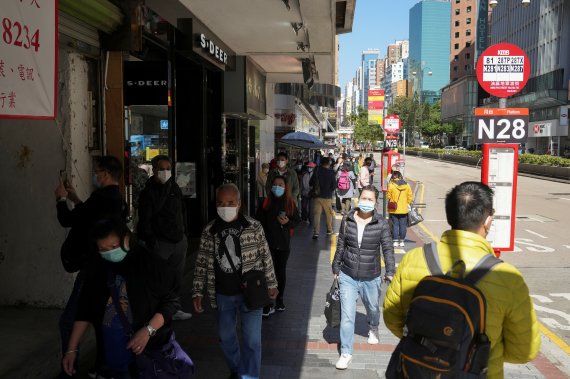 지난 2일 마스크를 착용한 홍콩 시민들이 거리를 걸어가고 있는 모습.로이터뉴스1
