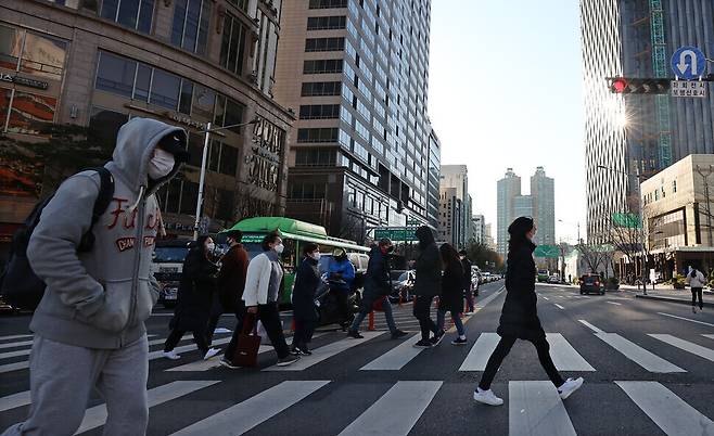 전국에 강추위가 찾아온 지난해 11월28일 오전 서울 송파구청 인근에서 시민들이 두꺼운 옷을 입고 길을 건너고 있다. 연합뉴스
