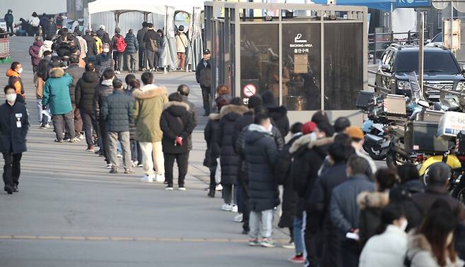코로나19 신규 확진자 6689명, 위중증 환자 894명을 기록한 12일 서울역 광장 임시선별검사소를 찾은 시민들이 순서를 기다리고 있다. 연합뉴스